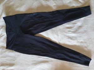2XU träningstights stl L - 2xu kompressionstights stl L. Sparsamt använda och i fint skick, förutom ett litet hål ängst ner i kanten, se bild 3 (därav priset)
