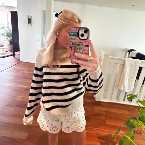Randig stickad tröja - Svart och beige randig stickad tröja, fint skick men kmr tyvärr inte till användning!💞