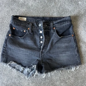 Gråa Levis jeansshorts 501 - Jätte bra skick då de bara är använda några få gånger. De är 501