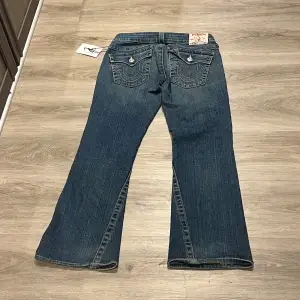 🔻Har inga fler bilder på 🔻True religion jeans i joey modell som är jätte utsvängda. Jeansen är nästintill som nya med inga defekter 🩷Midjebredd är 37 cm och innerbenlängd är 68 cm🙌🏼