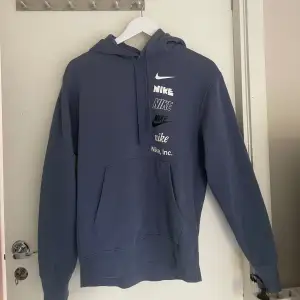 Säljer nu min mörkblåa Nike hoodie då den inte kommer till användning. Bra skick storlek S💞💞