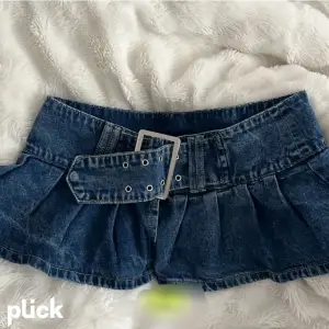 Mini kjol som nyligen köptes från plick men var lite för stor på mig💗 Lånade bilder från tidigare säljare! Bra skick! Kontakta mig för frågor! 💗