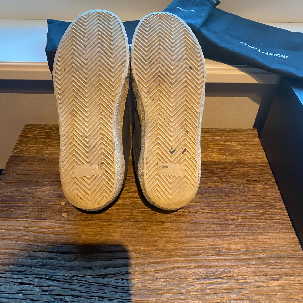 Ett par riktigt feta navy Saint Laurent skor i sällsynt färg som är svår att få tag på. Dom är storlek 41 men passar 42. Skick 7/10 mockan är lite sliten och det finns en defekt på insidan av skon. Nypris runt 6000kr. . Skor.
