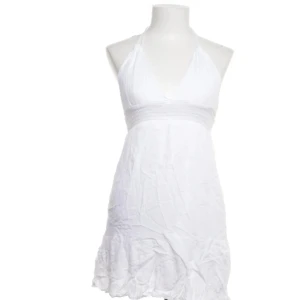 Vit klänning - Supersöt vit halterneckklänning ifrån Pull and bear. 