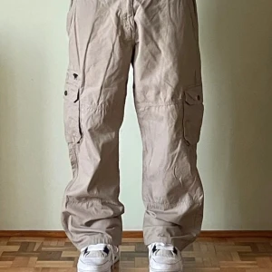 Baggy cargo byxor - Säljer dessa baggy cargo byxor. De är i bra skick👍