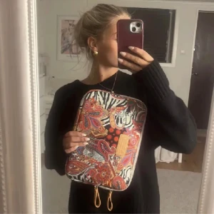 Datafodral - Datafodral, ganska stort och rymmer mycket. Jag har haft skoldator+böcker i det utan problem!! I nyskick!