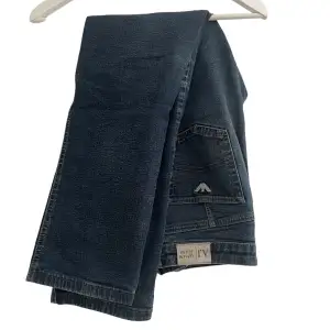 Snygga Armani jeans som används många gånger men i bra skick,kostar runt 1400kr nya, dem sitter perfekt inte skinny och baggy.