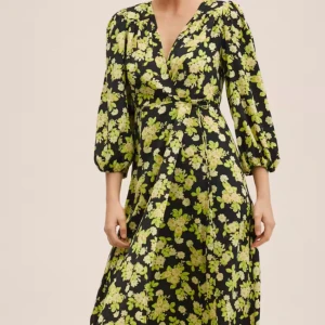 Helt ny omlottklänning från Mango  - Sommarens finaste klänning!! Oanvänd med lappen kvar. Stl XS och material 100% polyester. 