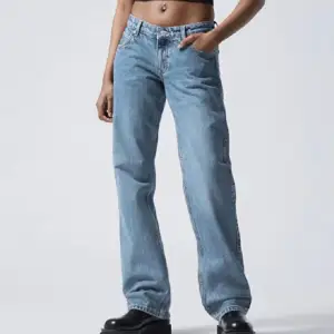 Jeans från weekday i modellen arrow low. Straight leg med låg midja, som är för små för mig. Pris diskuteras vid snabb affär ☺️