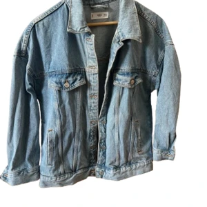 Jeansjacka  - Superfin jeansjacka från Mango! Passar perfekt till sommaren och är den finaste blå färgen!<33 Jackan är i storlek XS men är oversized!