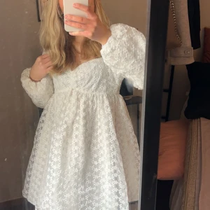 Studentklänning  - jätte fin studentklänning i storlek 38 men sitter som en 34  den passar mig som har xs/s vanligtvis ❤️