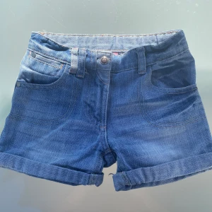 Jeansshorts  - Olika slag färger och storlekar. Pris kan diskuteras. 