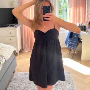 Svart sommarklänning  - Superfin klänning till sommaren med justerbara band i ryggen! 😍🙏🏼