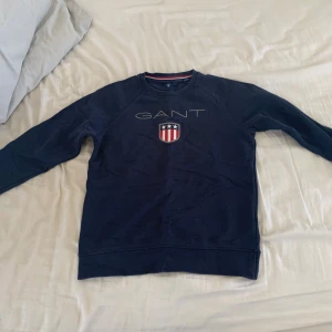 Gant tjocktröja  - Gant tjocktröja i bra skick, lite gammal och inte använd på länge. Lite skrynklig men tvättas innan den skickas så det kommer försvinna