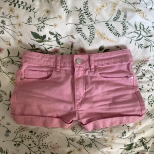 Rosa jeans shorts  - Ass snygga jeans shorts från hm,  i storlek 140, skulle säga att de passar dig som har xs eller xxs. Bra skick💞💞