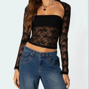 Spetstopp  - Endast testad! Sjukt snygg tvådelad topp i spets (linne + ärmar). Storlek xs. Säljer då den var för liten för mig. 