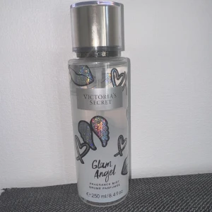 Victorias secret body mist 250ml - Aldrig använd, body mist från Victorias secret glam angel 250ml, helt full. Dessa är jättedyra, därav rimligt pris! 