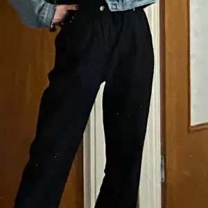 Pull and bear svarta byxor i ett bra skick. Storlek : xs. Mjuka jeans och står perfekt på midjan. P.s priset kan diskuteras 