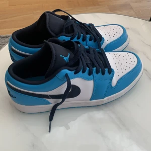 Jordans 1 unc low - Hej jag säljer nu ett par jordan 1 unc low i storleken 42 då jag inte använder dom längre eftersom att jag inte gillar jordans skor, har även kvar boxen där skorna kom ifrån så hör av er om ni vill köpa dom och pris kan diskuteras det är bara och skriva till mig Mvh Kevin