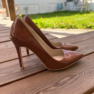 Stiliga pumps - Stiliga pumps i storlek 38