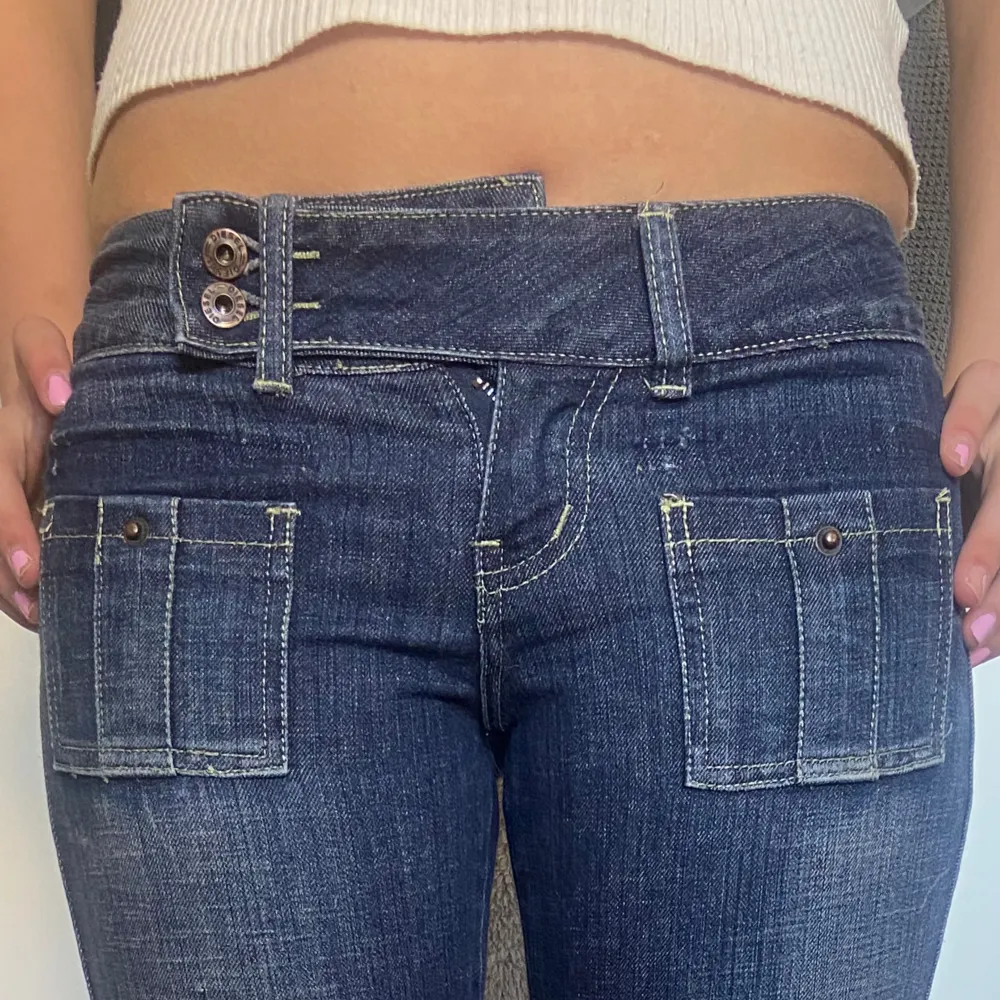 Säljer dessa skit snygga diesel jeans storlek 32/25/ XS med dubbelknapp! Innerbenslängd 80 cm  Midjemått 35 cm Ytterbenslångd 97 cm Benvidd längst ner 23 cm❤️ Säljer för 450! . Jeans & Byxor.