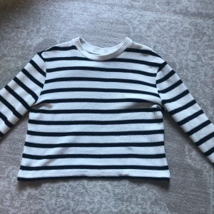 Gina tricot stickadtröja - Jätte fin randig stickad tröja💗 ny skick, har bara tröttnat på den, har använt den typ 5 gånger💘