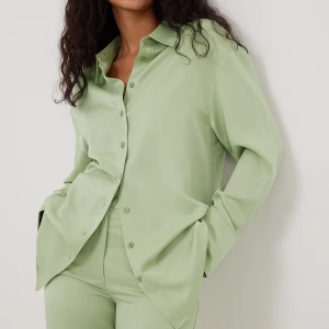 Satinblus grön - Jättefin ljusgrön satinblus från NA-KDs kollektion med Lojsan Wallin. Säljer pga att den är för kort i ärmarna för min del :/