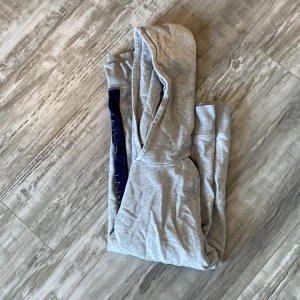 Hoodie  - Grå Gant Hoodie. Fint skick men har legat nedpackat så skrynklig. Stl L