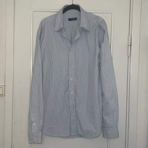 Riktigt nice skjorta perfekt till sommaren! Inga defekter, 10/10 skick. På lappen har den storleken M men den passar som en L.