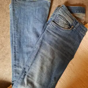 Lågmidjade bootcut jeans från Gant i storlek 26/30 som tyvär var för små för mig, de är knappt använda och i väldigt bra skick. Priset går att diskutera 🩷🤗