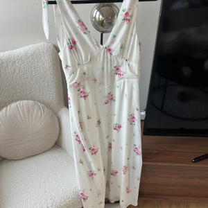 Klänning  - Super söt helt oanvänd klänning. https://bikbok.com/sv/p/elsa-klanning-gammelrosa-klanningar--kjolar-klanningar-dam/7351724_F002