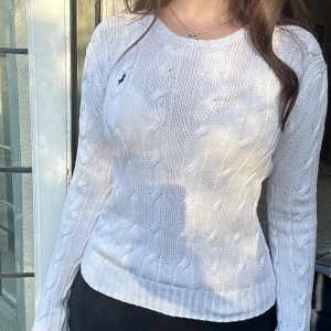 Ralph Lauren stickad tröja - Jättesnygg Ralph Lauren stickad vit tröja i storlek XS💕Knappt använd, är tyvärr för liten för mig🥺💕(Köparen står för frakten)