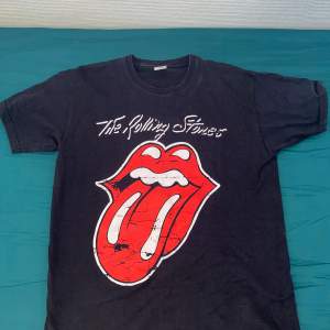 En Vintage The Rolling Stones T-shirt från Fruit Of The Loom, Storlek Large men sitter som en Medium/Baggy small  Riktigt fräsch sommar T-shirt som passar med allting. 