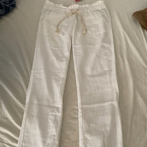 Roxy linnebyxor  - Helt ny från Roxy store. Aldrig använt, ändast testat. Lågmidjad och snygg. Har nån xs som vill byta skriv privat. Säljer 100 kr billigare så köparen står för frakten