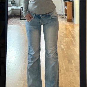 Ljusa Lågmidjade jeans - Midja: 38cm + stretch, innerbenslängd: 78cm