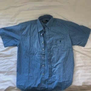 Somrig Ralph Lauren-skjorta - Riktig behaglig och fet polo ralph lauren skjorta! Perfekt inför sommaren☀️ För övrigt i väldigt bra skick, skriv vid intresse eller fler bilder