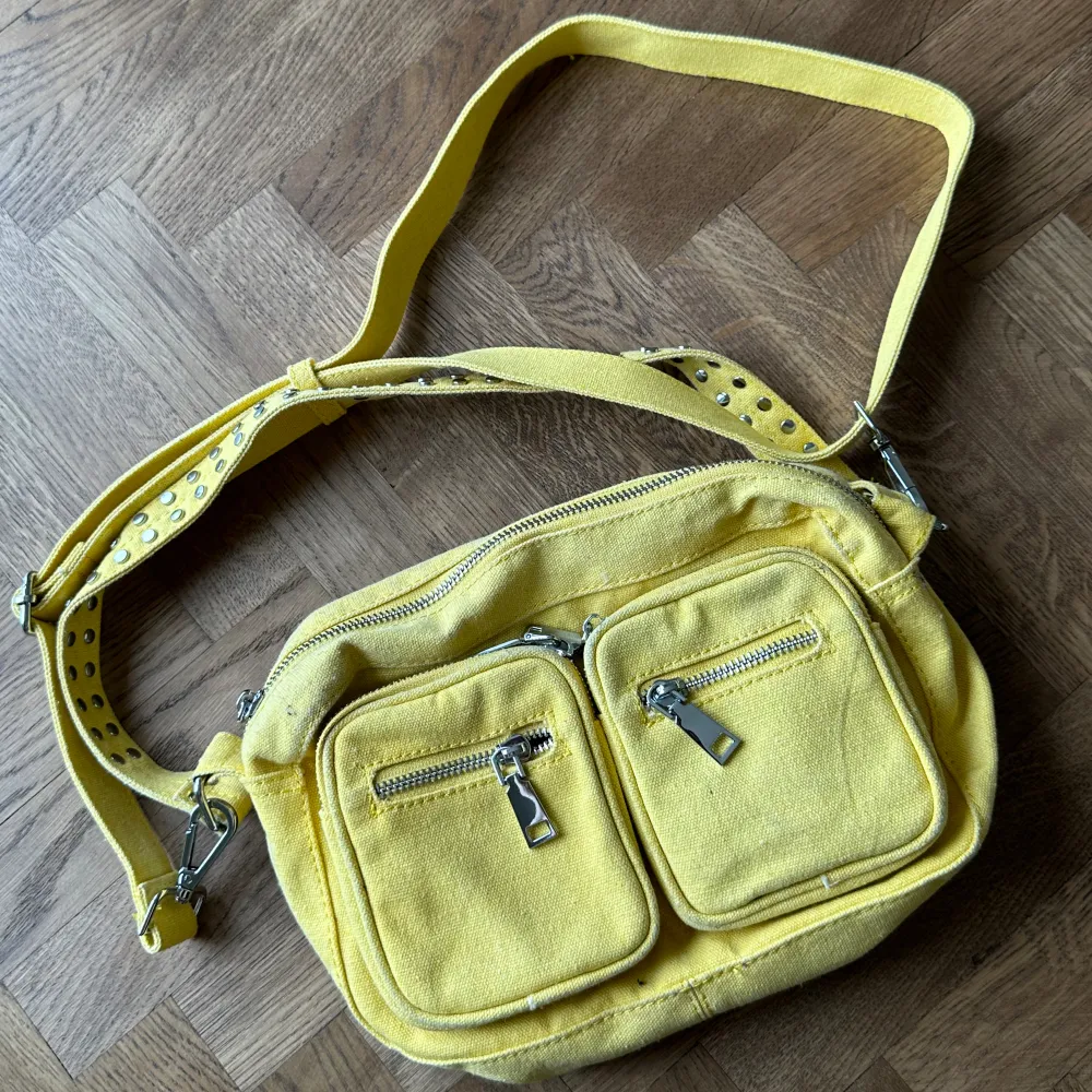 Superfin gul väska frön Nunoo!! Köpt för ca 1400kr och använd sparsamt . Väskor.