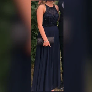 Balklänning - Säljer denna superfina mörkblå balklänning. Använd endast en gång utan skador eller fläckar.  Storlek 38🥰 Köpt på Lilly.  Nypris 4000-5000kr