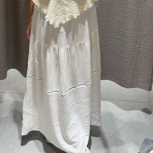 vit långkjol - jätte fin långkjol som har ett otroligt fall!☀️ Perfekt nu till sommaren