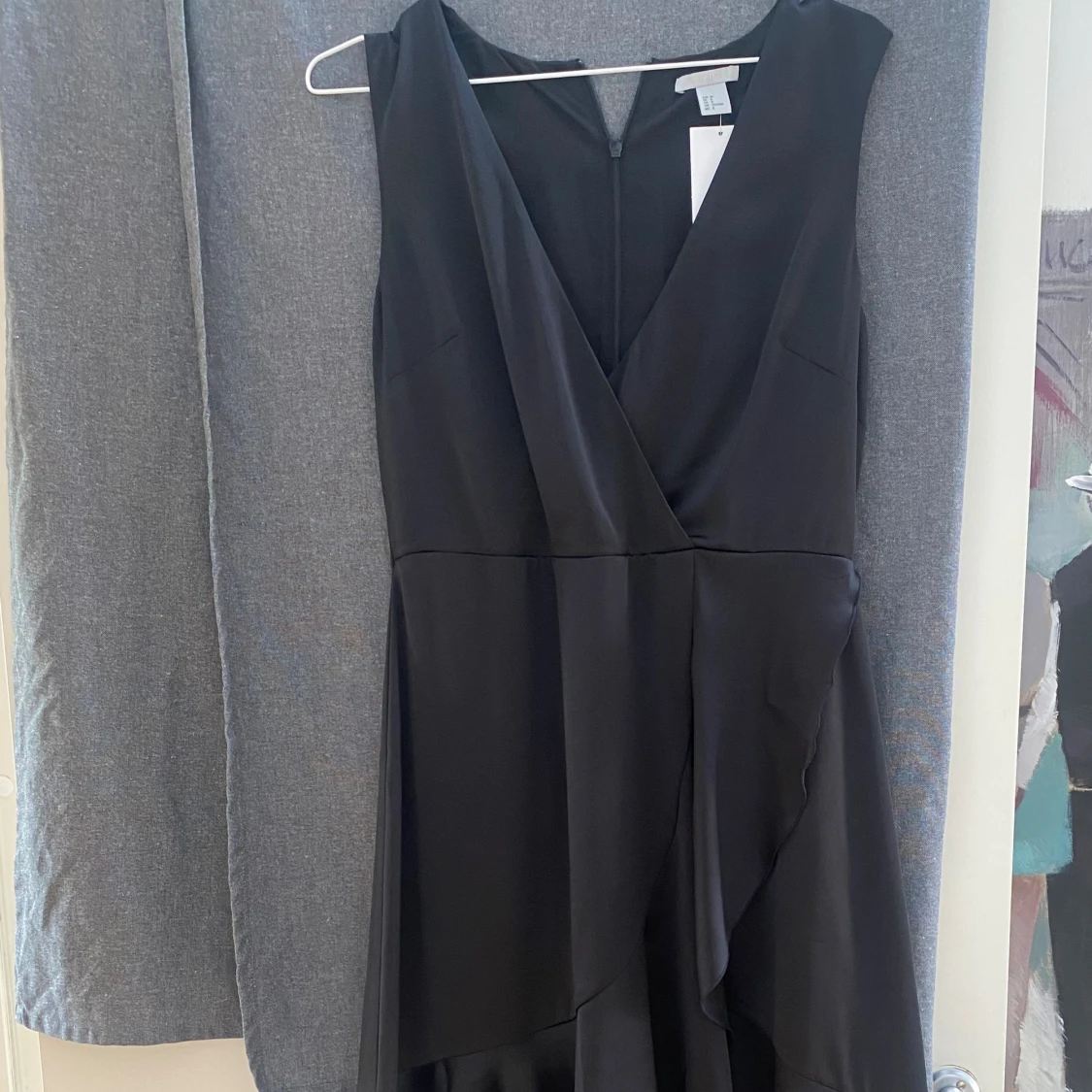 Glansig svart klänning  - 92