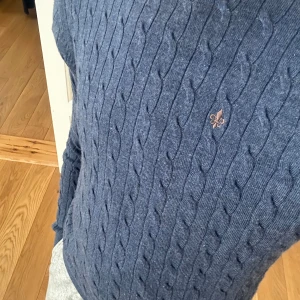 *Sjuk deal* Morris crew neck  - Morris crew neck ~ skick 10/10 ~ M ~ original pris 1700kr ~ säljer för att den är för liten på mig ~ snabba svar ~ fraktas inom 24h ~ pris kan diskuteras!