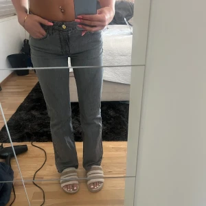 Lågmidjade jeans - knappt använda, från Mango💞