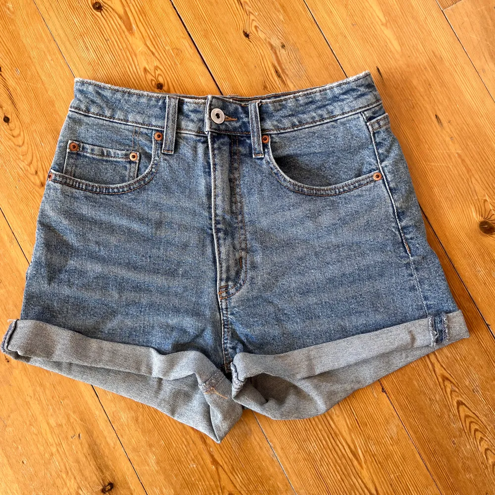 Högmidjade jeansshorts från H&M  Lite styvare jeansmaterial men har lite lite stretch i sig Missfärgad storlekslapp annars fina. Shorts.
