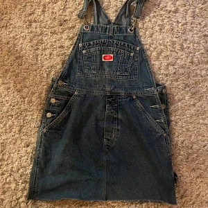 snickarbyx-klänning vintage revolt - Vintage revolt dungaree-dress! Supersöt 