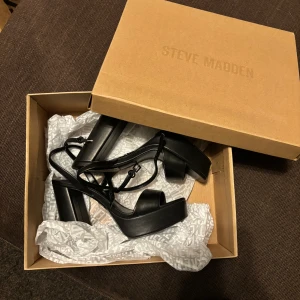 Svarta Stev Madden klackar - Säljer mina Steve Madden klackar. Bara använt 3 gånger, utmärkt skick. Köpte på Zalando för 907kr och säljer för 650kr. Pris kan diskuteras.