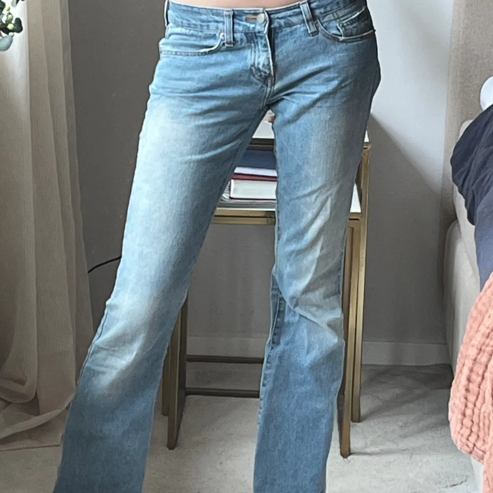 As snygga jeans! Säljer eftersom jag är pank. Kan tänka mig sänka pris vid snabb affär! Midjemåttet är 38cm och innebenslängden är 82,5 cm💗💗. Jeans & Byxor.