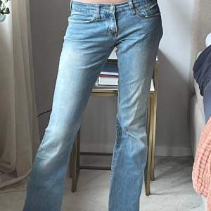 As snygga jeans! Säljer eftersom jag är pank. Kan tänka mig sänka pris vid snabb affär! Midjemåttet är 38cm och innebenslängden är 82,5 cm💗💗