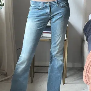 As snygga jeans! Säljer eftersom jag är pank. Kan tänka mig sänka pris vid snabb affär! Midjemåttet är 38cm och innebenslängden är 82,5 cm💗💗