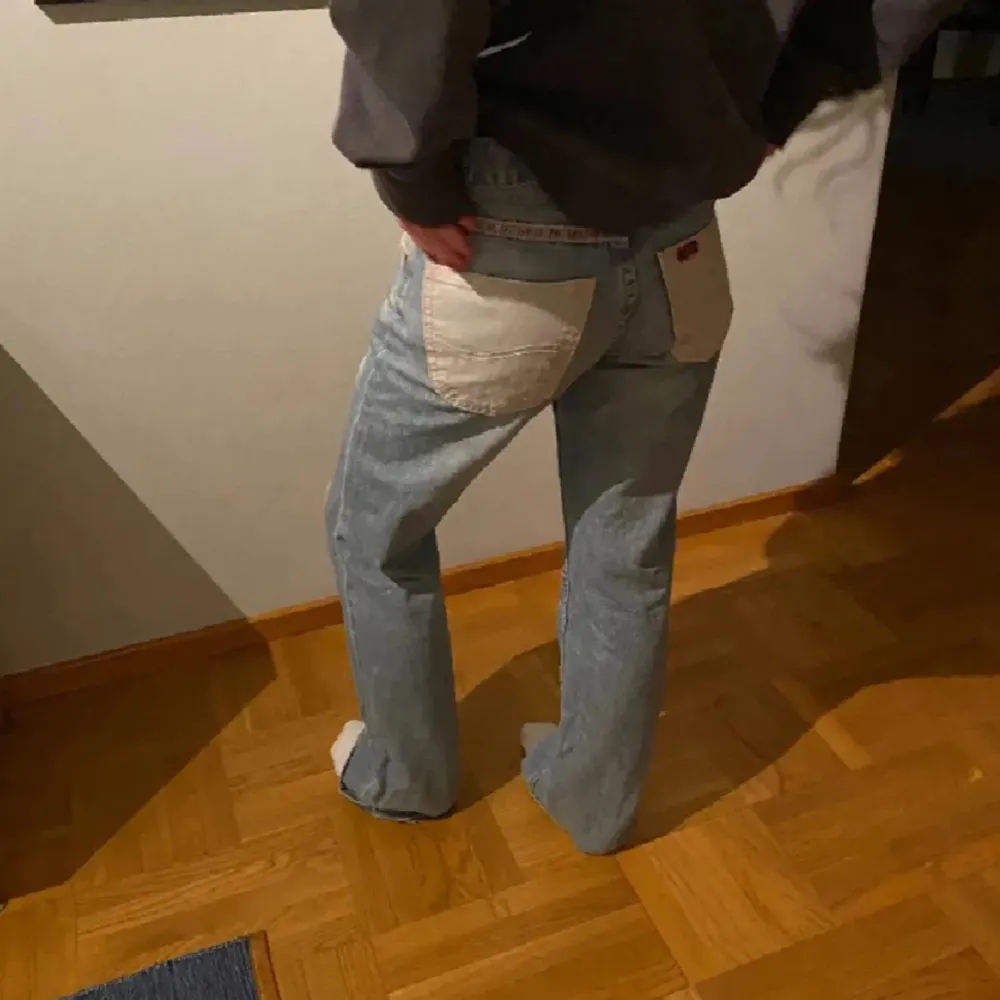 Jättesnygga Levis jeans, för små därför säljer jag men så snygga!! Midjemått: 38 Innerbenslängd: 77 Har fler bilder! Kan gå ner i pris vid snabb affär. Skriv vid frågor💕💕. Farkut & Housut.