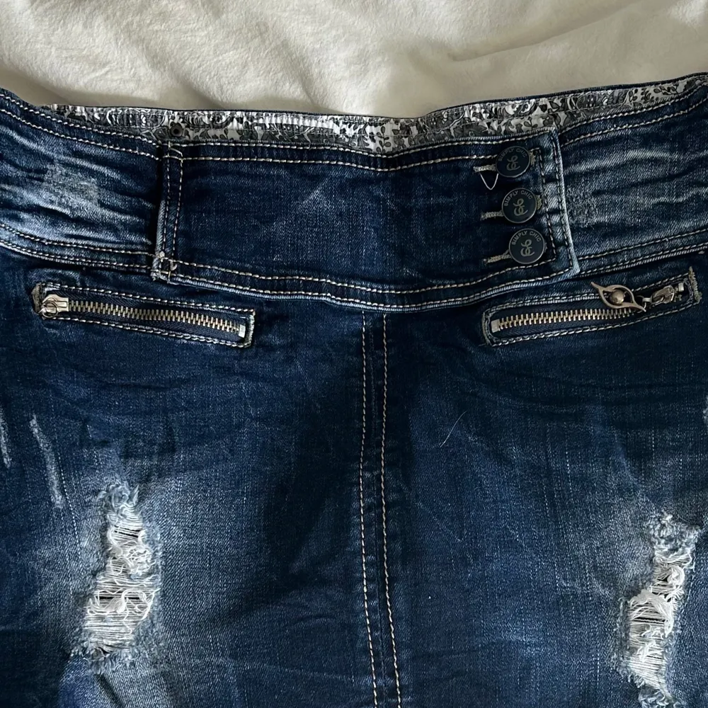 Lågmidjad jeans kjol! Finns ingen storlekslapp men skulle säga att den passar s/m! Ena dragkedjan har lossnat men den funkar fortfarande, använd ”köp nu” 🙌🏼. Kjolar.